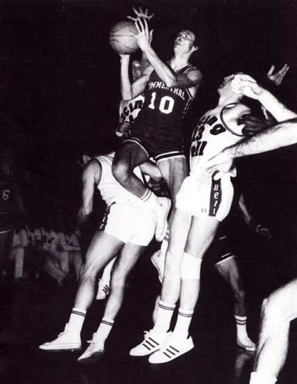 Cerioni in entrata sguscia tra tre avversari del Racing Bell